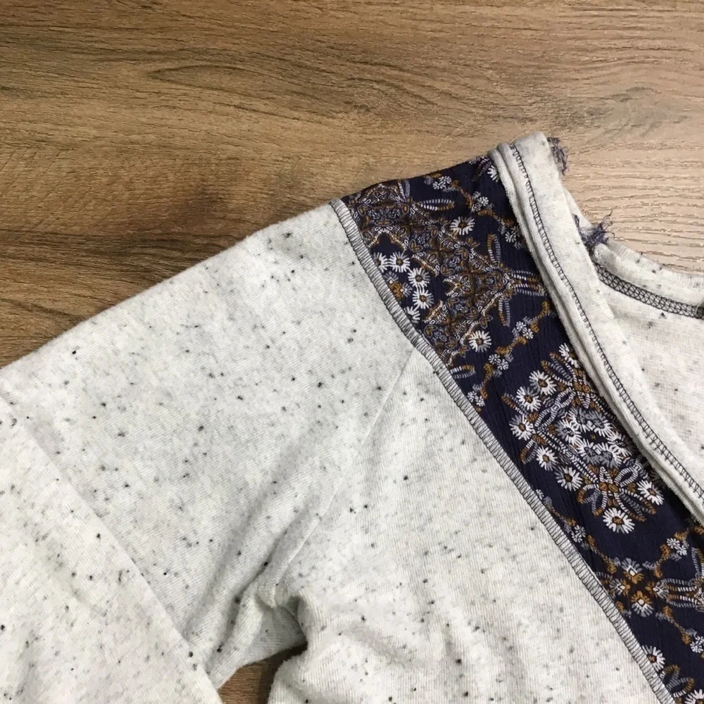 ANTHRO Hummingbird Top Size Medium Boho Frayed Floral Gray Multicolor - Picture 7 of 13