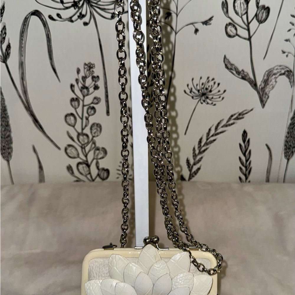 Brighton Vintage White and Gold Daisy Clutch - Picture 3 of 10