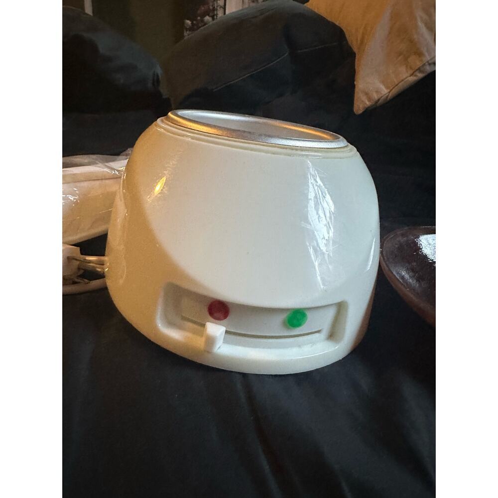 GiGi Multi-Purpose Wax Warmer, with Adjustable Temperature Control, 14 oz. - Picture 3 of 7
