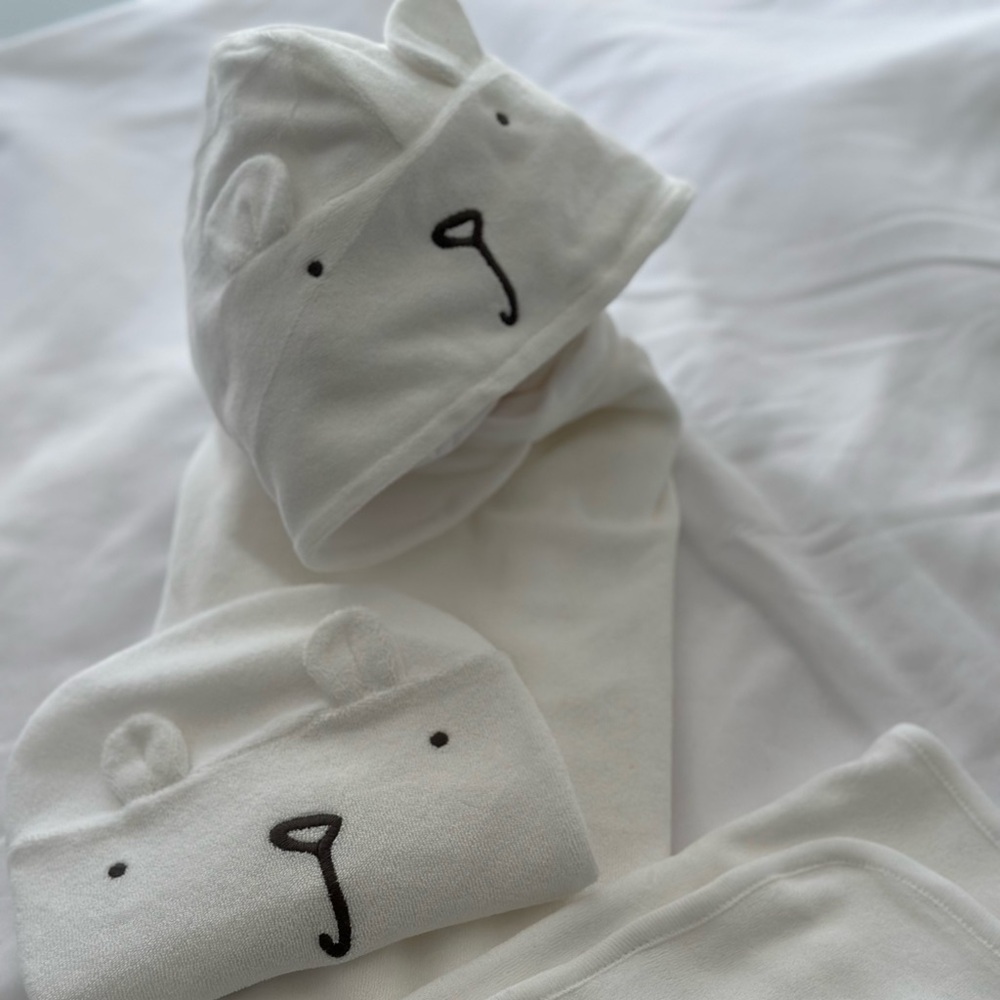 Baby Gap Adorable White Bear Baby Towel and Wash Cloth Set all pack away.