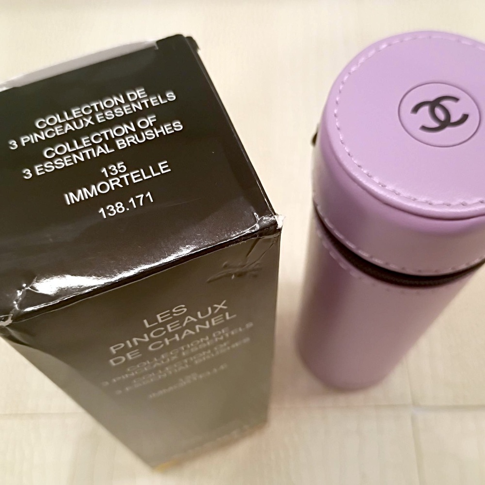 Chanel Codes Couleur Limited Edition  Brush Set with Pouch Immortelle 135 NIB. - Picture 3 of 5