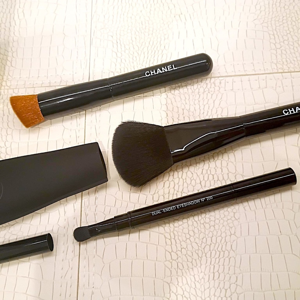 Chanel Codes Couleur Limited Edition  Brush Set with Pouch Immortelle 135 NIB. - Picture 5 of 5