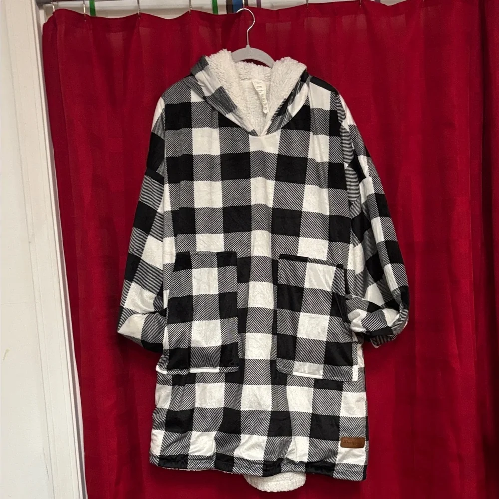 Dearfoams Black and White Checkered Cape - Picture 8 of 10