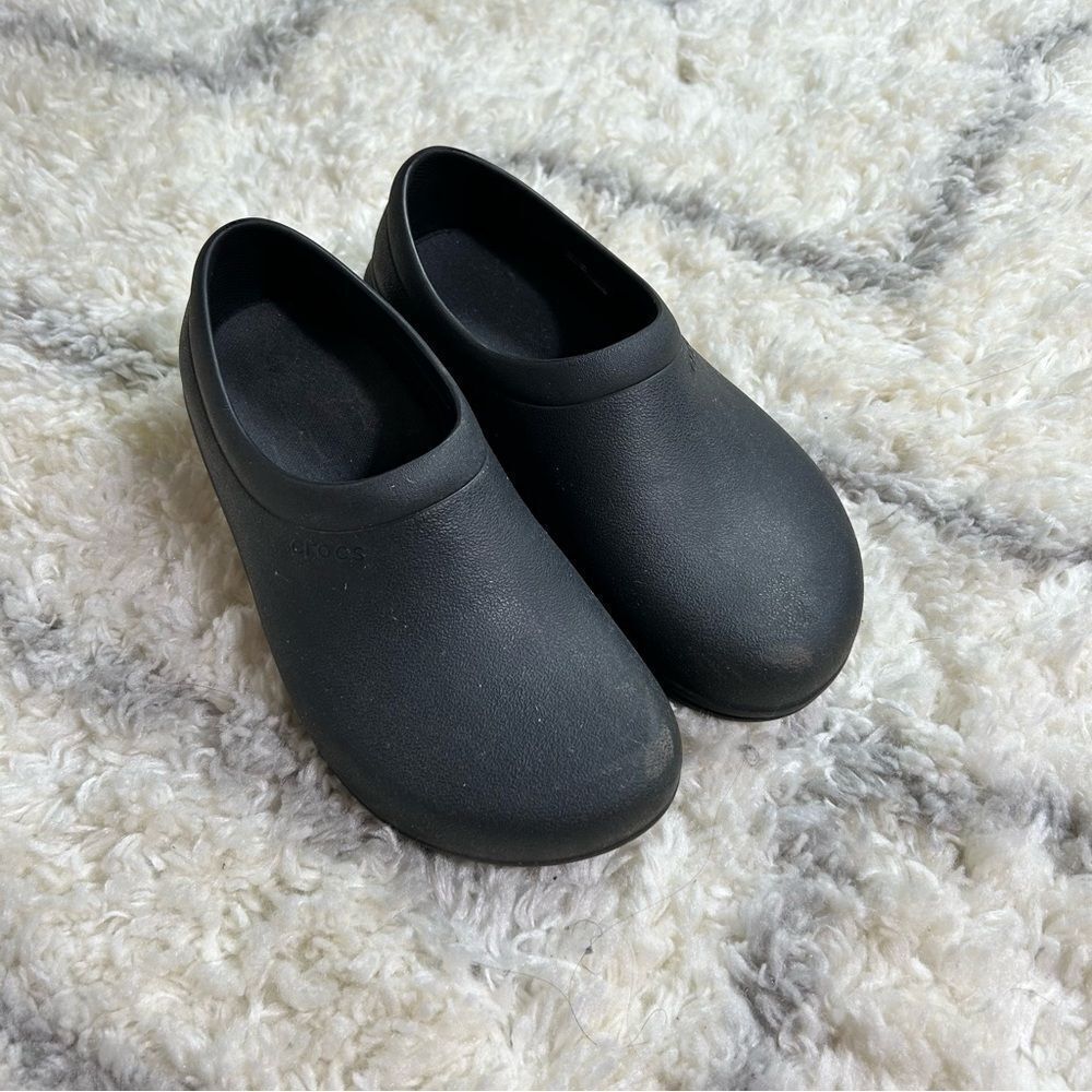 CROCS Black Textured Clogs