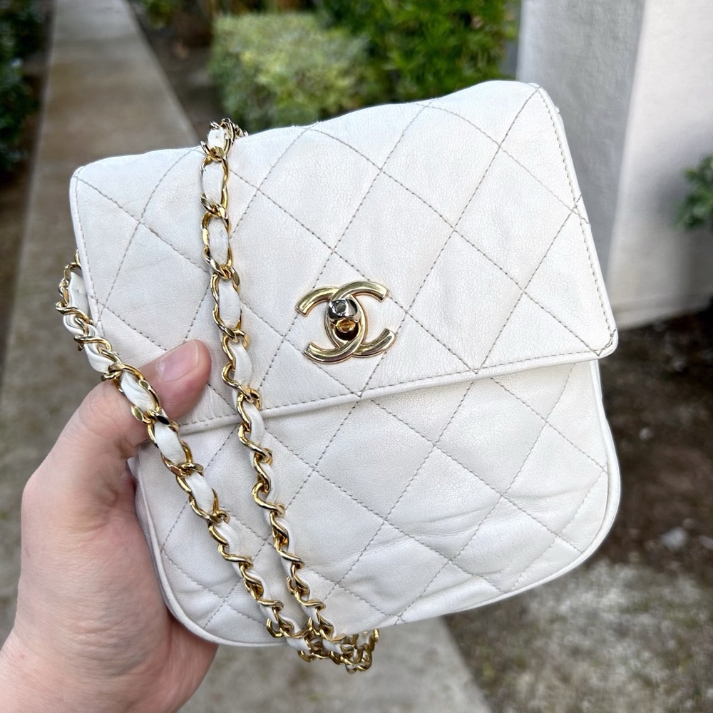 CHANEL White Quilted Bag with Gold Chain - Picture 4 of 11
