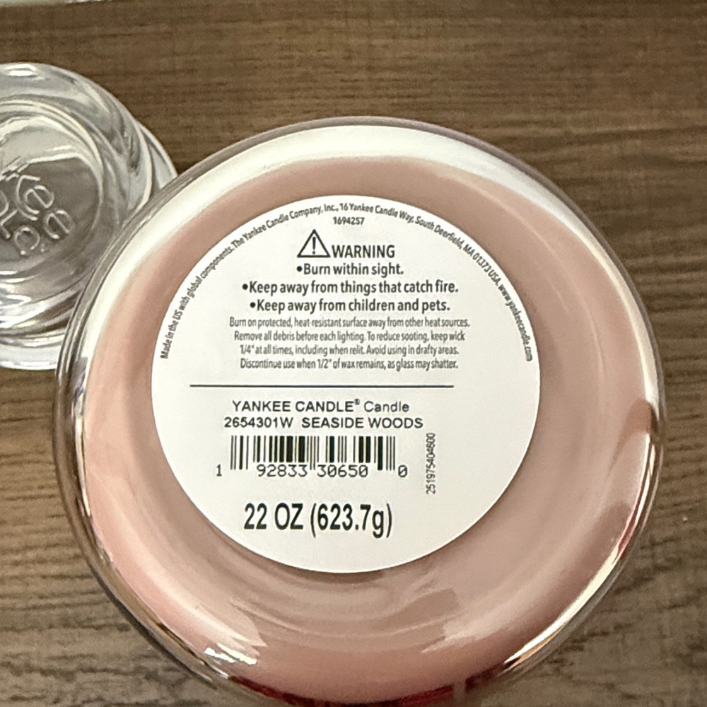 Yankee Candle Seaside Woods Jar Candle - Soft Pink - Picture 3 of 3