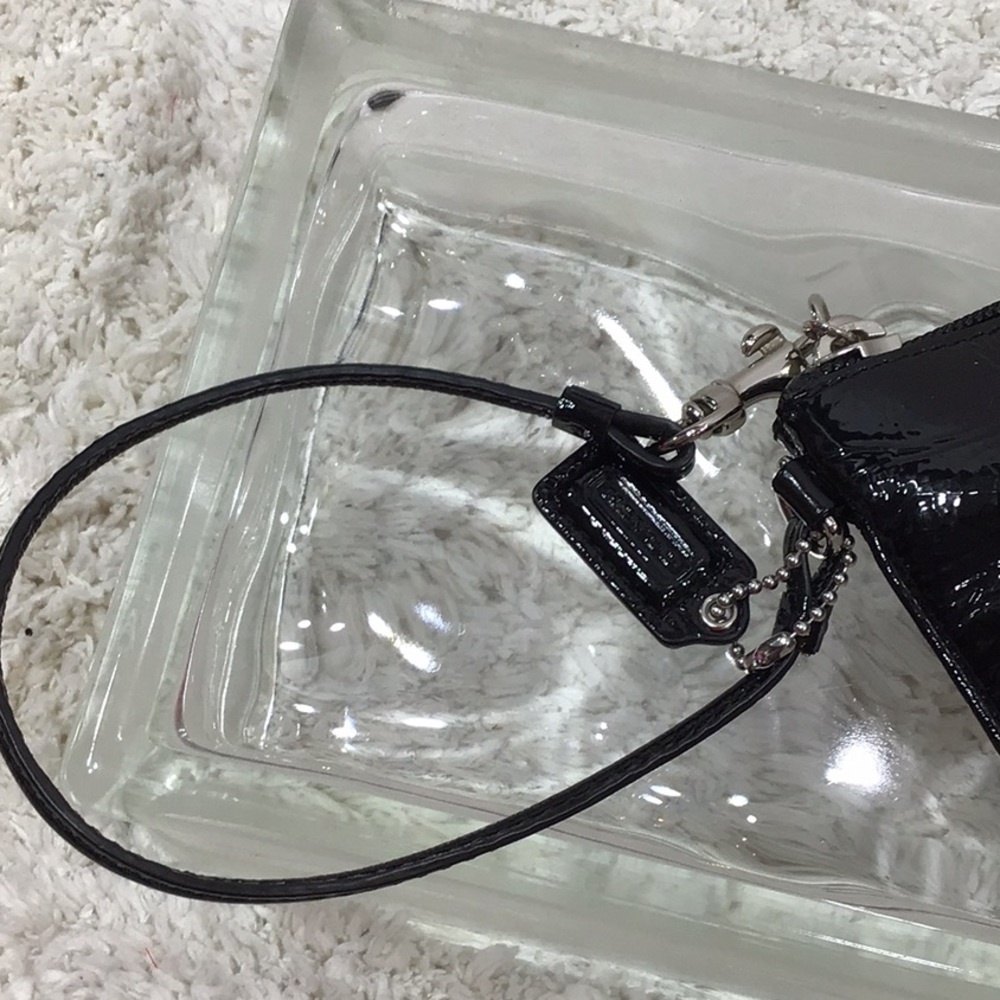 Coach Poppy black patent leather wristlet - Picture 3 of 6