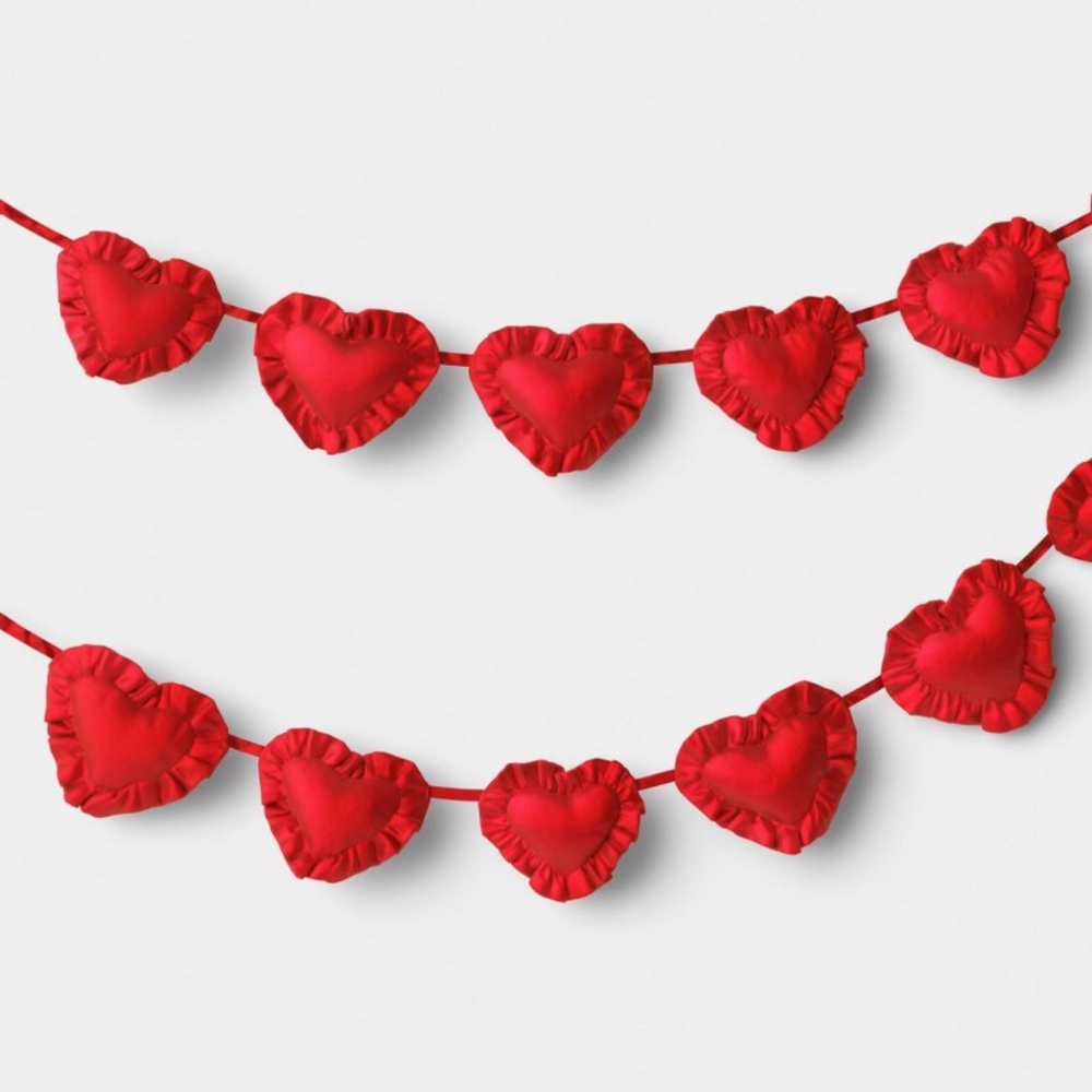 TARGET THRESHOLD VALENTINE'S DAY HEART GARLAND 1CT - Picture 2 of 3