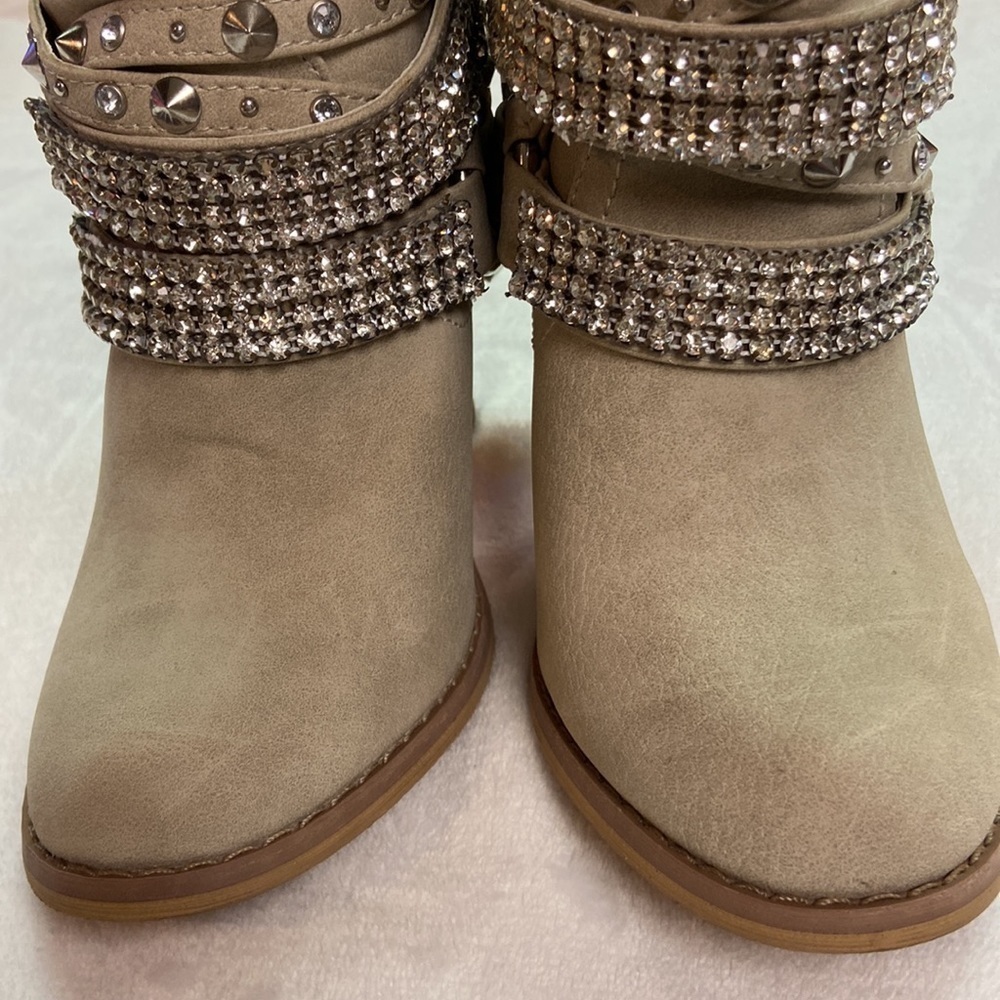 No Brand Light Tan Bling Western 3.5” Stacked Heel Booties Size 6 EUC - Picture 4 of 16