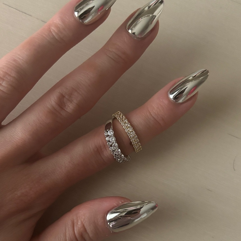 Nordstrom set of two rhinestone rings gold and silver size 7