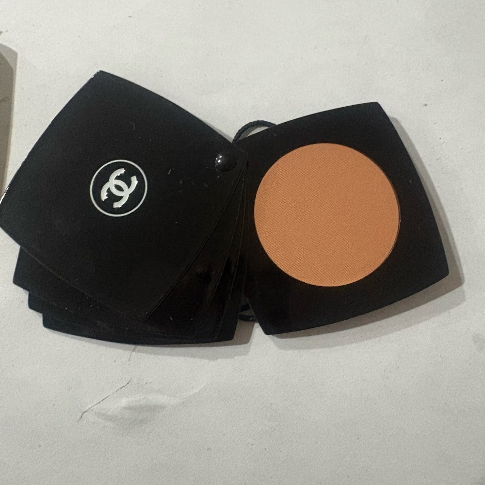 New Chanel blush sample charm - Picture 3 of 6