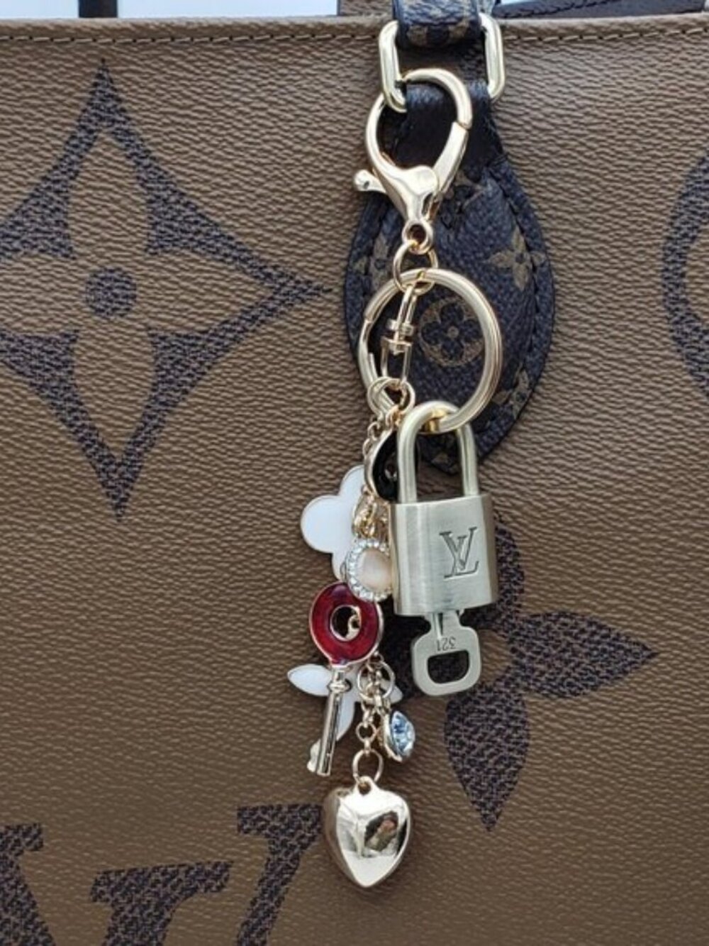 Authentic Louis Vuitton Gold Padlock & Key 🔒 LV Bag Charm w/ Unbranded Keychain - Picture 2 of 10