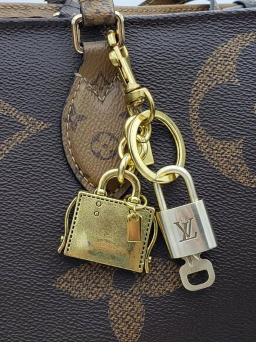 LV Gold Padlock Authentic 🔑 Luxury Bag Charm w/ Unbranded Golden Bag Keychain - Picture 3 of 12