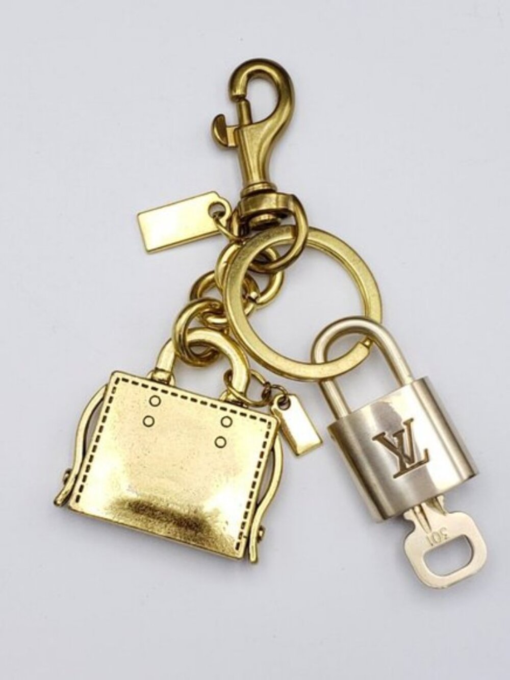 LV Gold Padlock Authentic 🔑 Luxury Bag Charm w/ Unbranded Golden Bag Keychain - Picture 2 of 12
