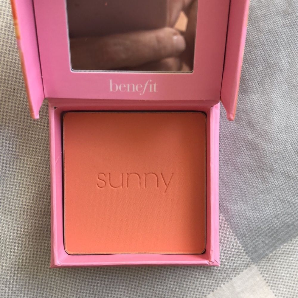 Benefit WANDERful Silky Soft Powder Blush in Sunny NIB - Picture 3 of 4