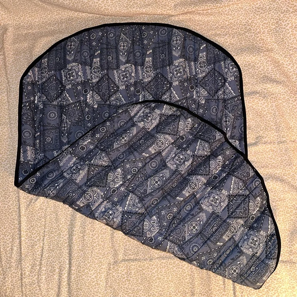MiraCool Reusable Cooling Dog Mat, Large 26x36 Blue Bandana Pattern - Picture 3 of 6