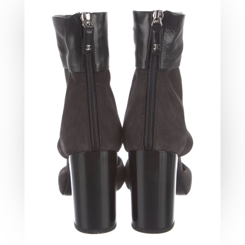 CHANEL Gray Suede and Black Leather Cap-Toe Ankle Booties interlocking cc logo - Picture 4 of 16