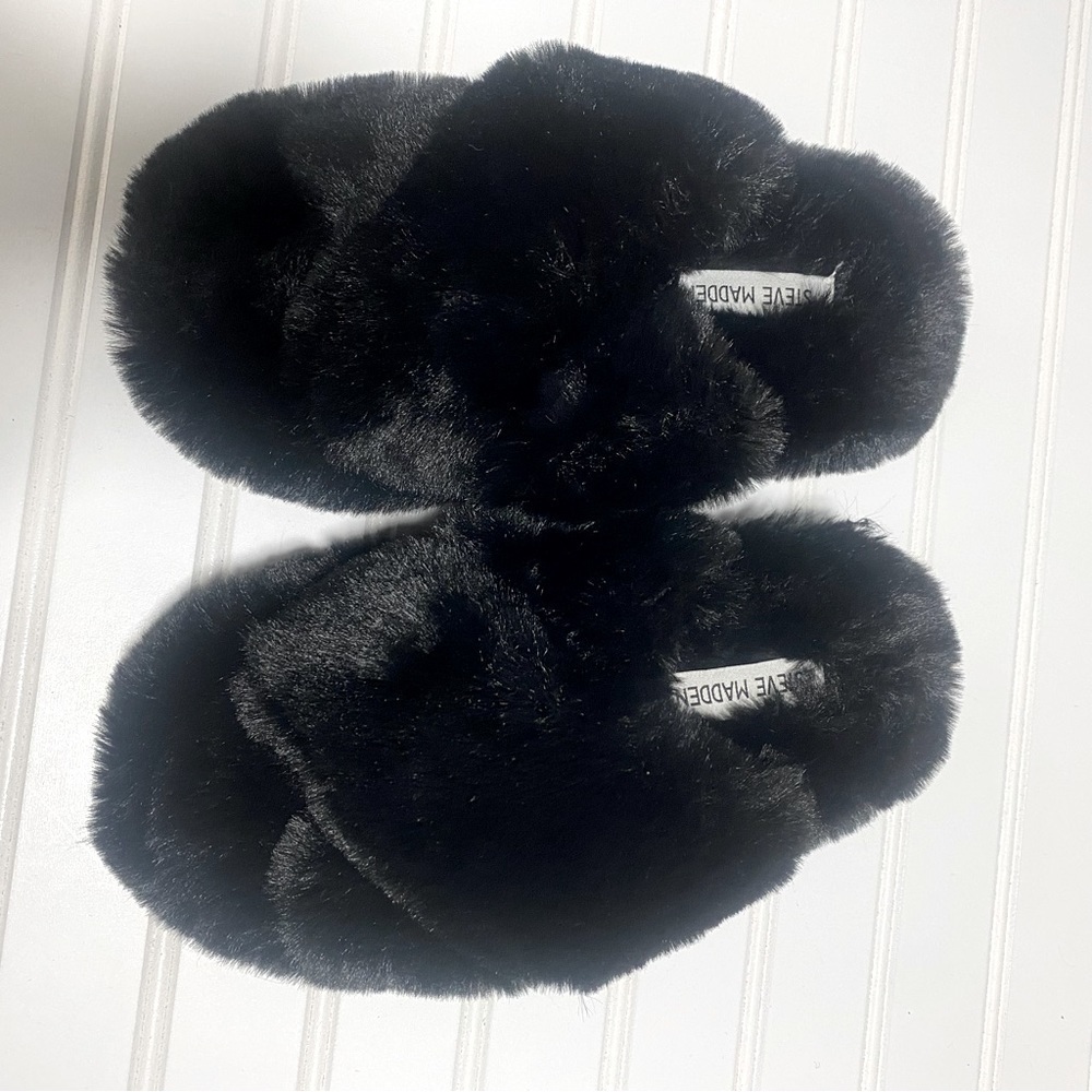 Steve Madden Fluffy Cozy Crisscrossed Slippers Women’s NWOT Excellent Condition