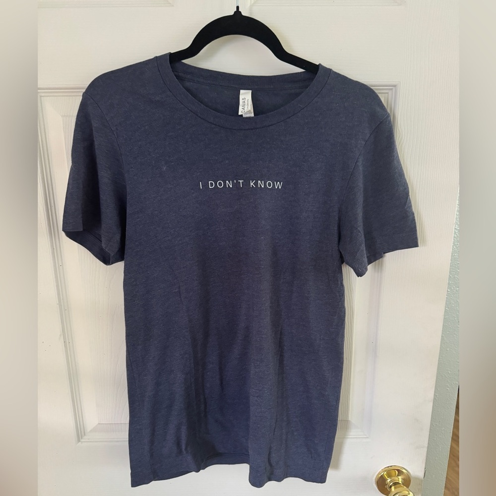 4/$25 Like new “I don’t know” tee sz small