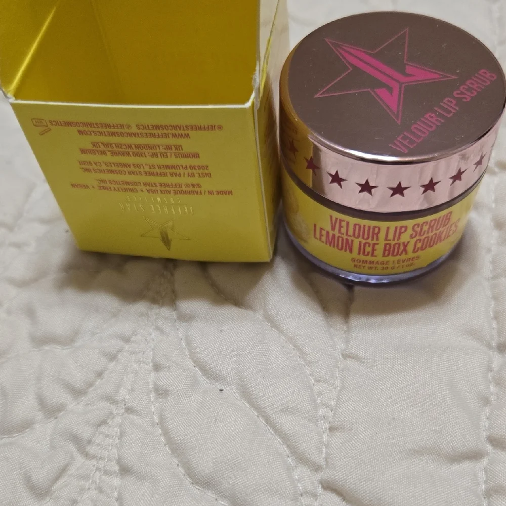 Jeffree Star Velour Lip Scrub - Lemon Ice Box Cookies (Yellow) - Picture 1 of 4