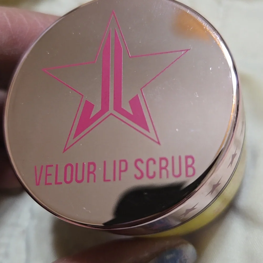 Jeffree Star Velour Lip Scrub - Lemon Ice Box Cookies (Yellow) - Picture 4 of 4
