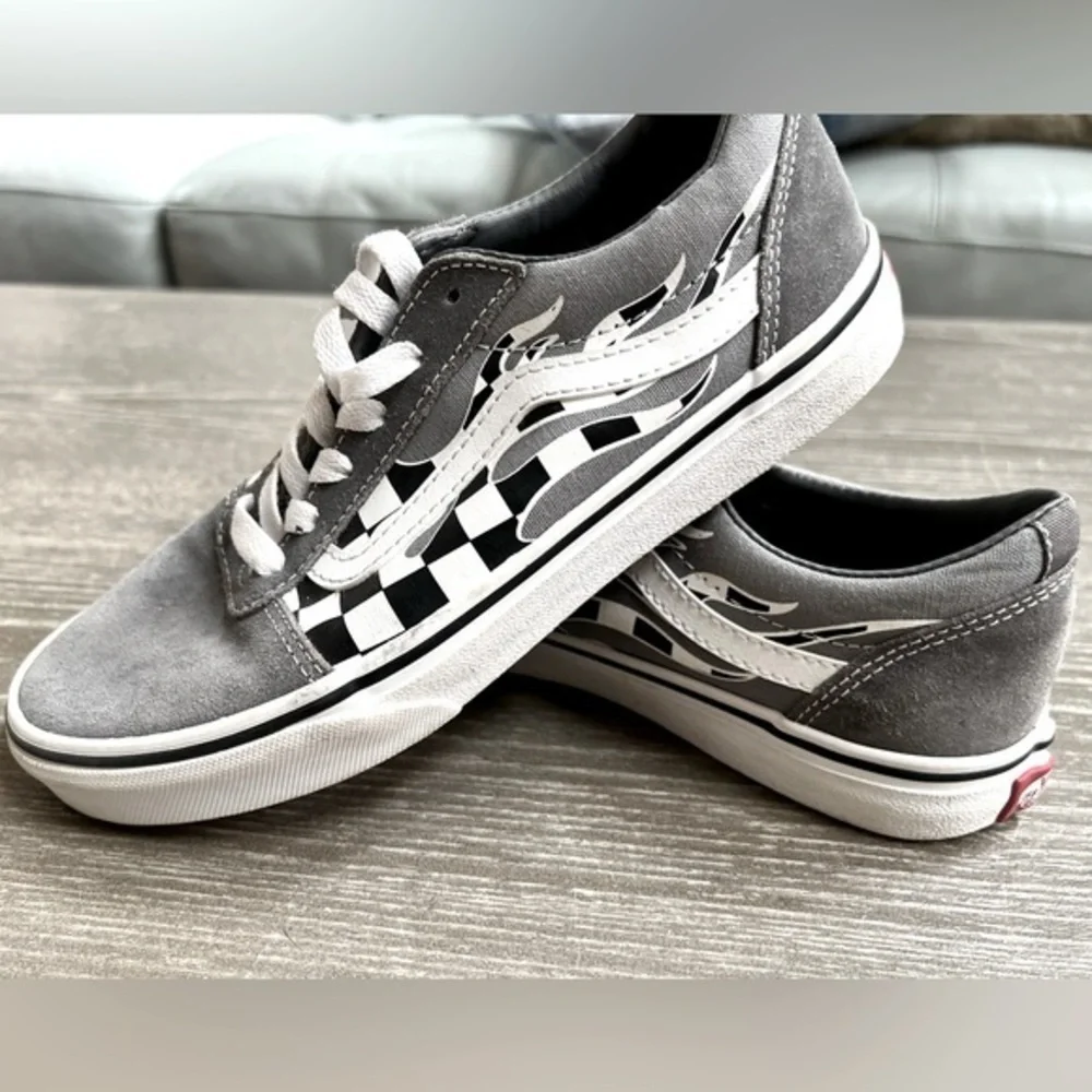 VANS Gray and White Kids Shoes 4.5 GUC - Picture 1 of 7