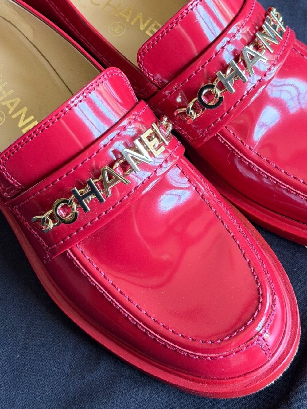 RARE❤️CHANEL❤️22C Red Patent Bonnie and Clyde Loafers Charms Chain Moccasins