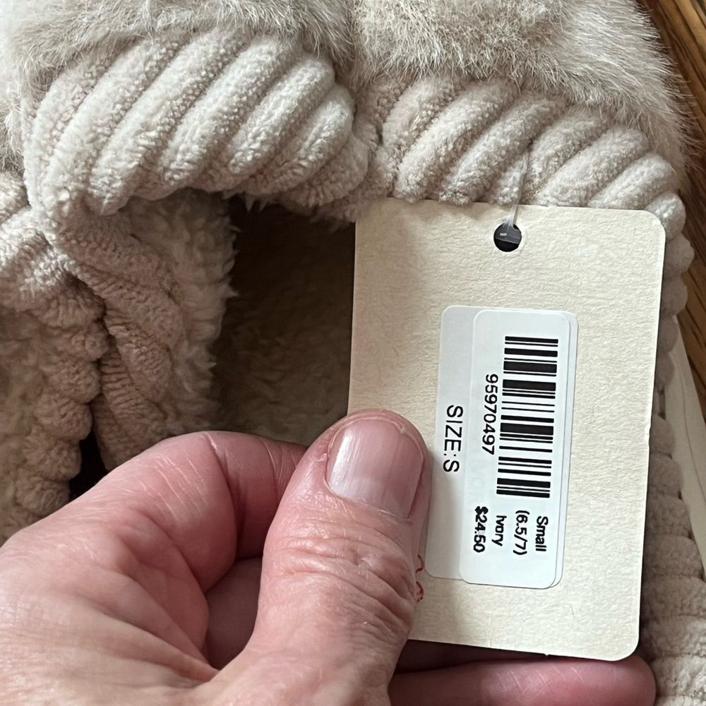 Plush Slippers Brick Bubble Pattern Round Toe Light Tan Size 7 - Picture 4 of 4
