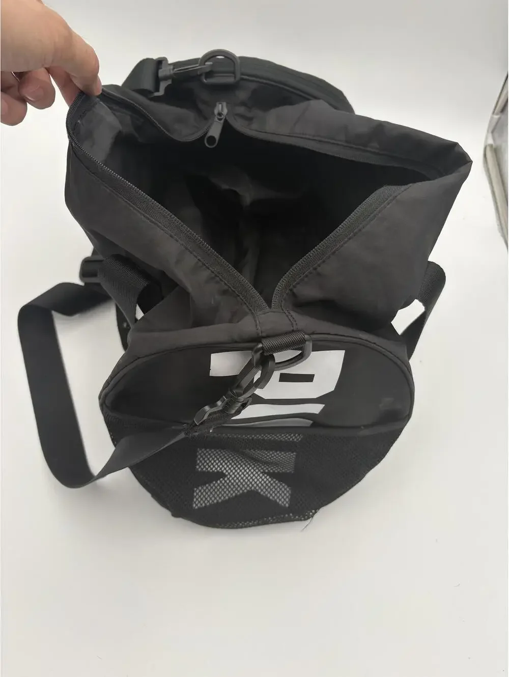 Victorias Secret VS PINK Active Black Duffle Bag with Mesh side Pocket s - Picture 4 of 7