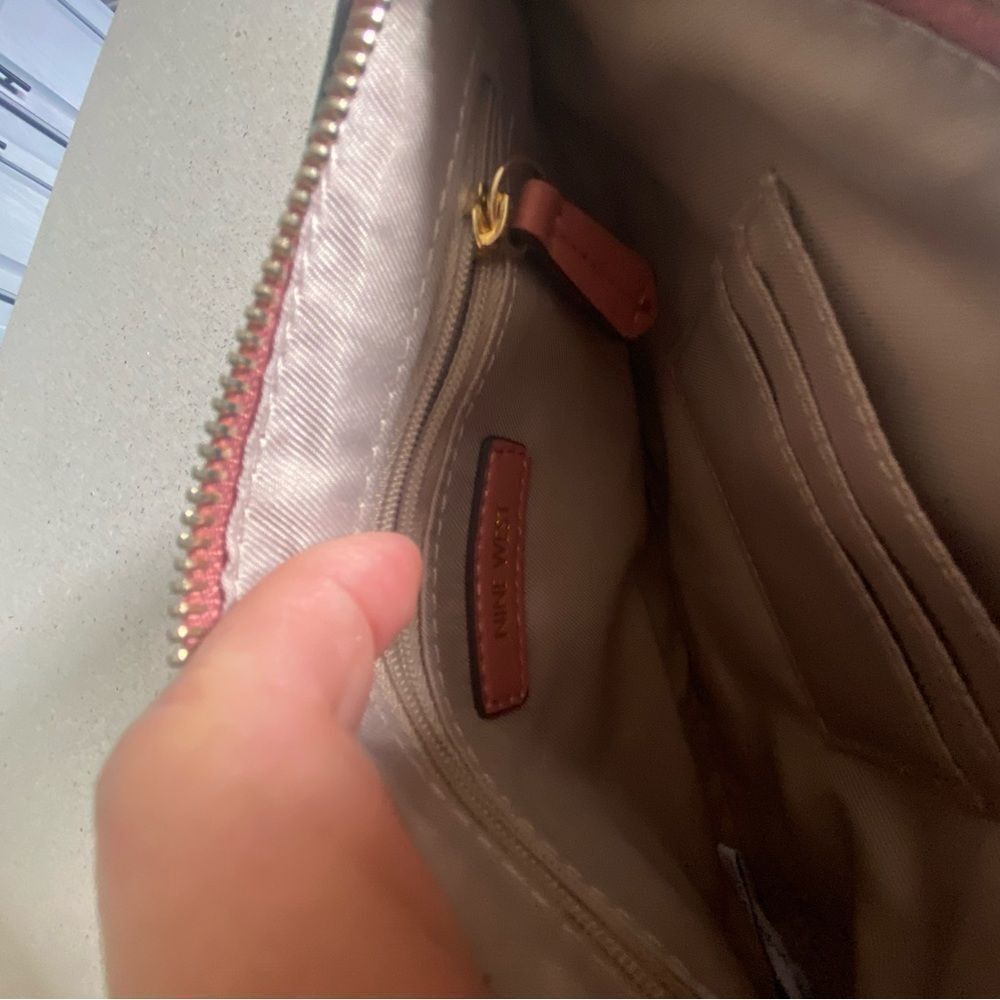 Women’s Nine West wristlet - Picture 6 of 10
