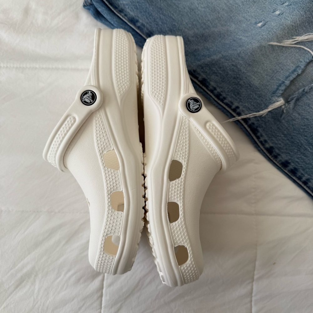 Disney White Crocs NWT Size 9 Women’s - Picture 2 of 5
