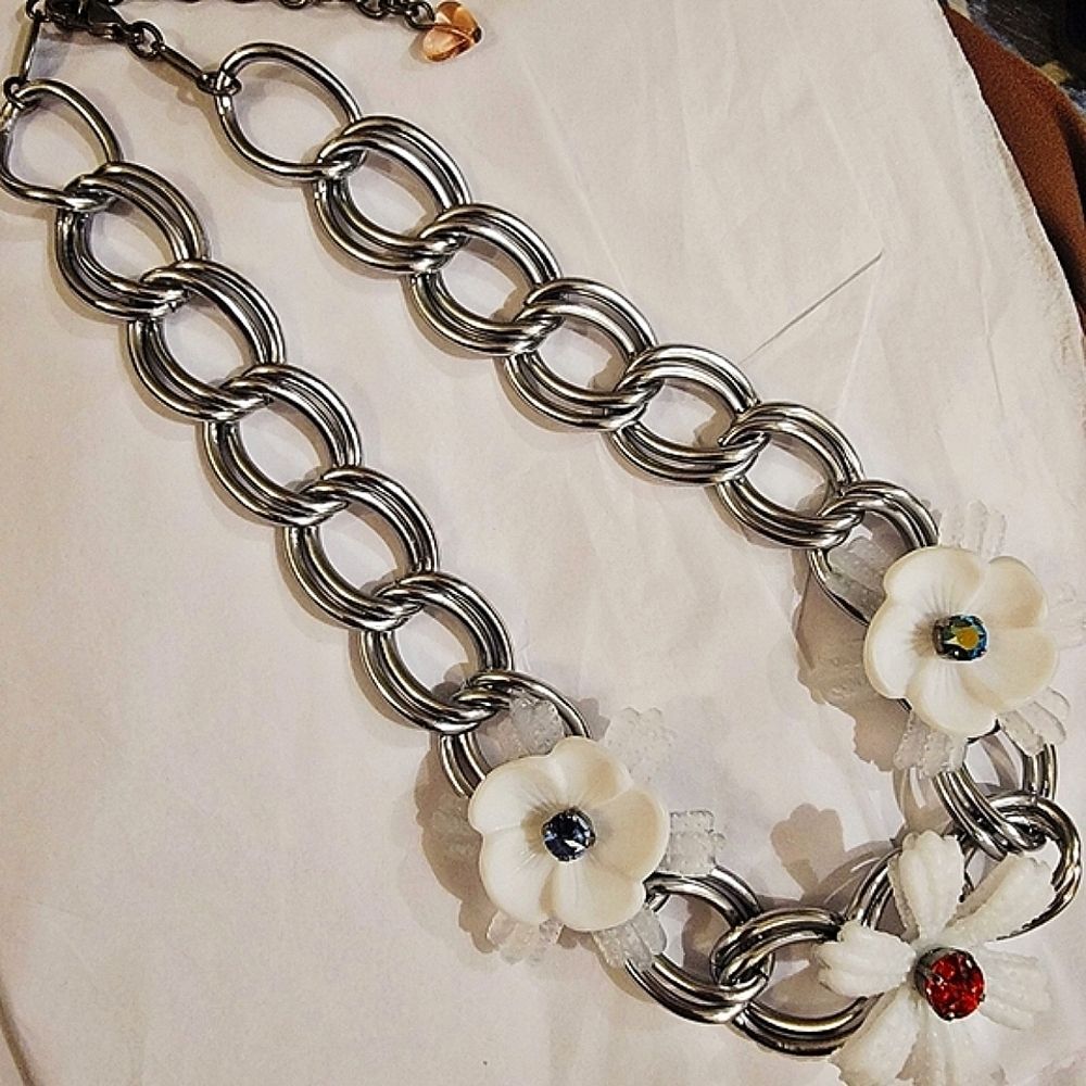 Sabika Spring 2017 EDITION Chunky Chain Flower Necklace - Picture 5 of 6