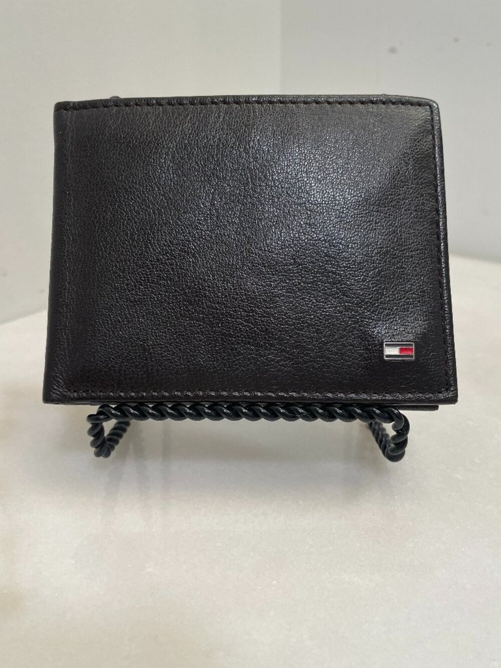 Tommy Hilfiger Men's Classic Logo Bifold Dark Brown Goat Leather Wallet
