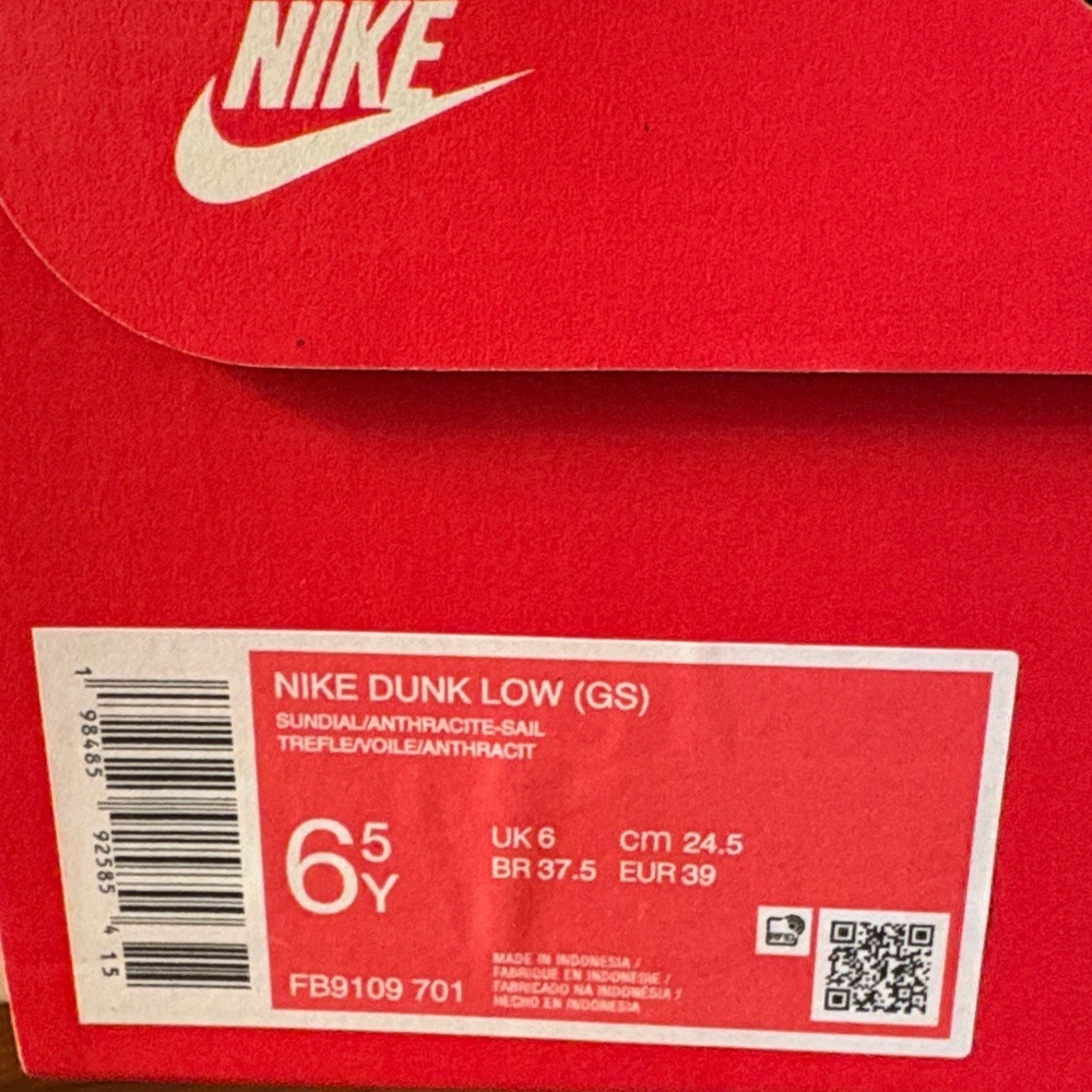New Nike Dunk Low Black and Orange Sneakers Youth 6 1/2 or Women’s Size 8 - Picture 2 of 6