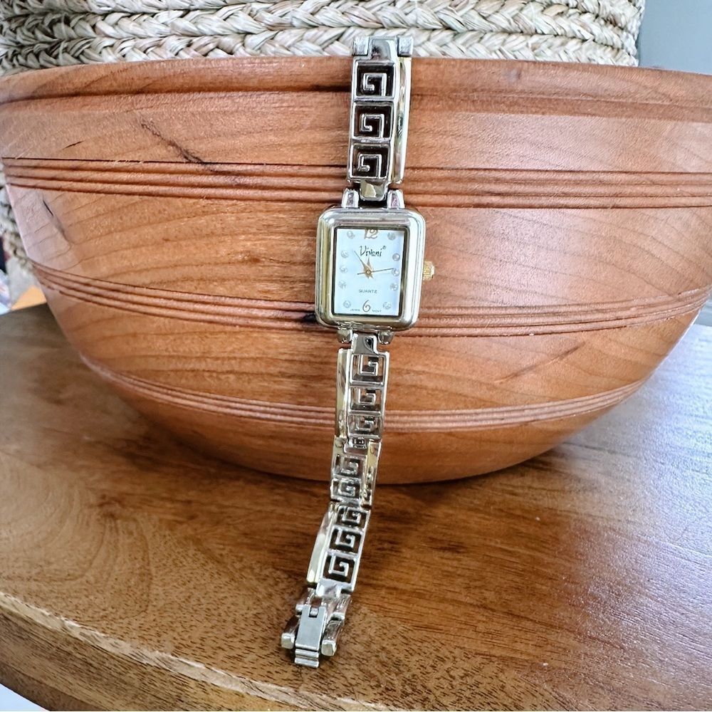 Vivian’s Vintage Women’s Trendy Watch