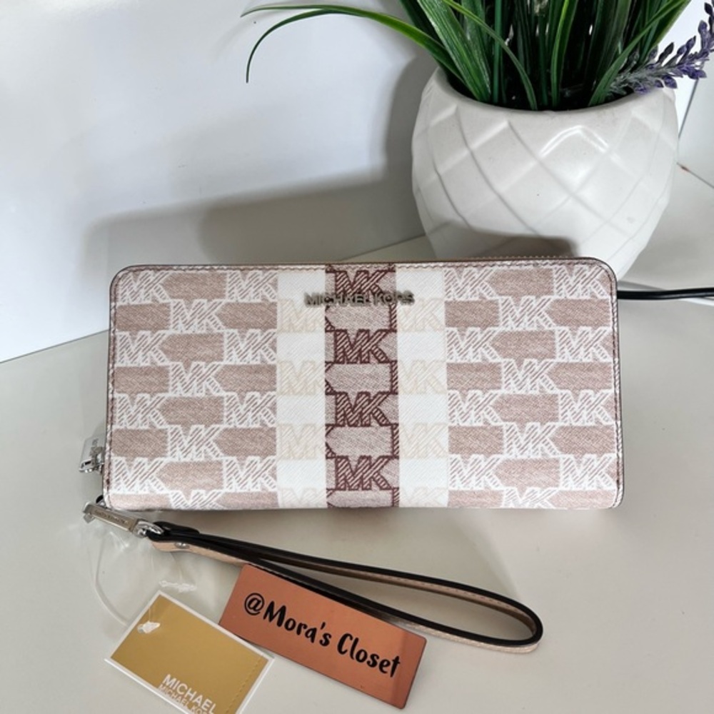 🦋Michael Kors Large Continental Wallet