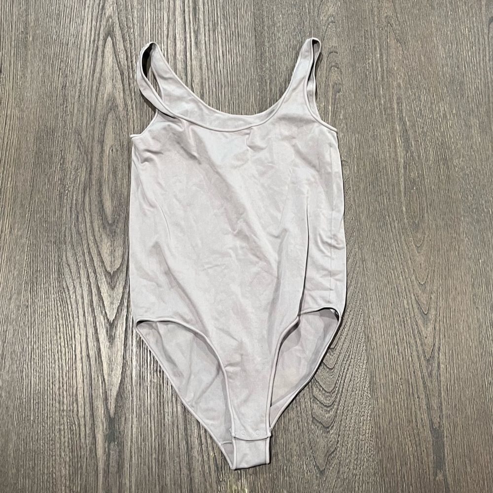 NWOT Skims Essentials Scoop Neck Bodysuit Grey - Size S/M