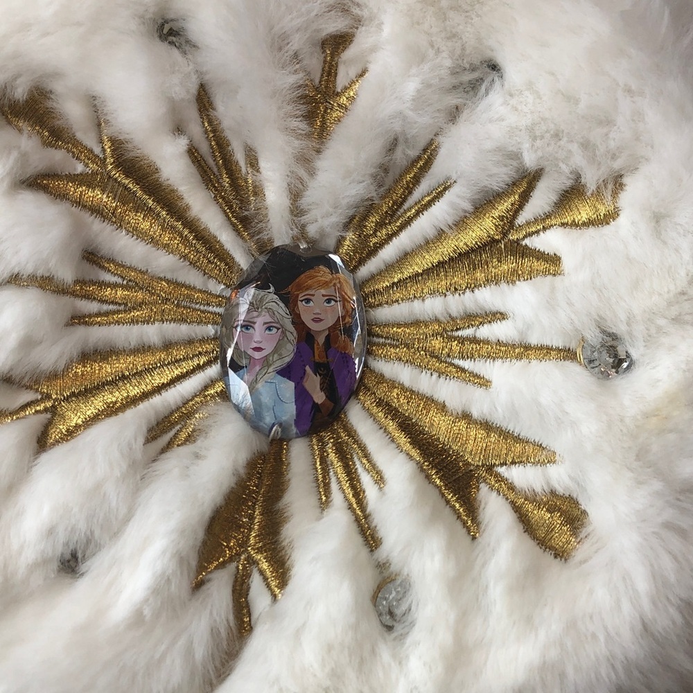 Disney Frozen 2 Anna Elsa faux white fur crossbody silver purse w medallion EUC - Picture 6 of 10