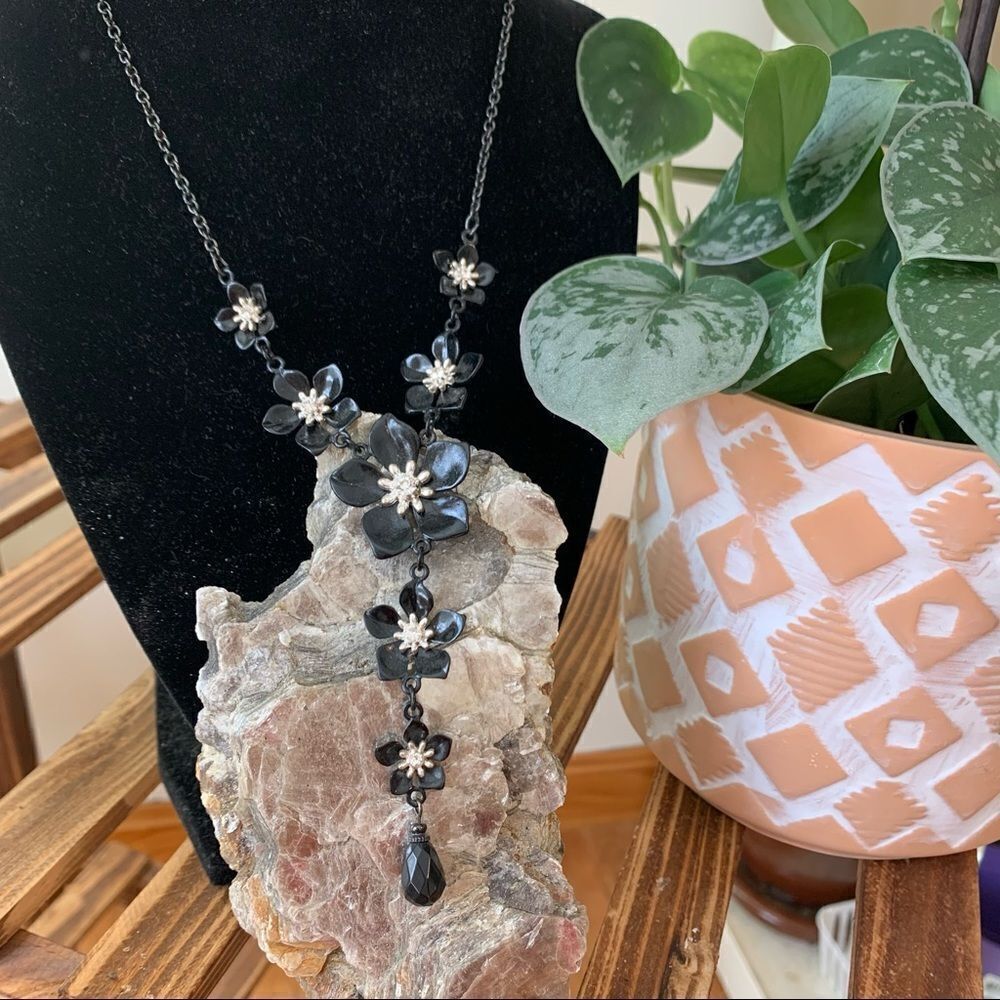 Flower drop sparkle necklace