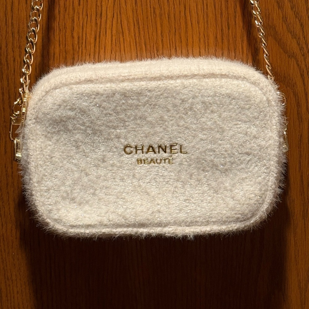 CHANEL Cream Cosmetic Bag with Gold Chain - Picture 10 of 10
