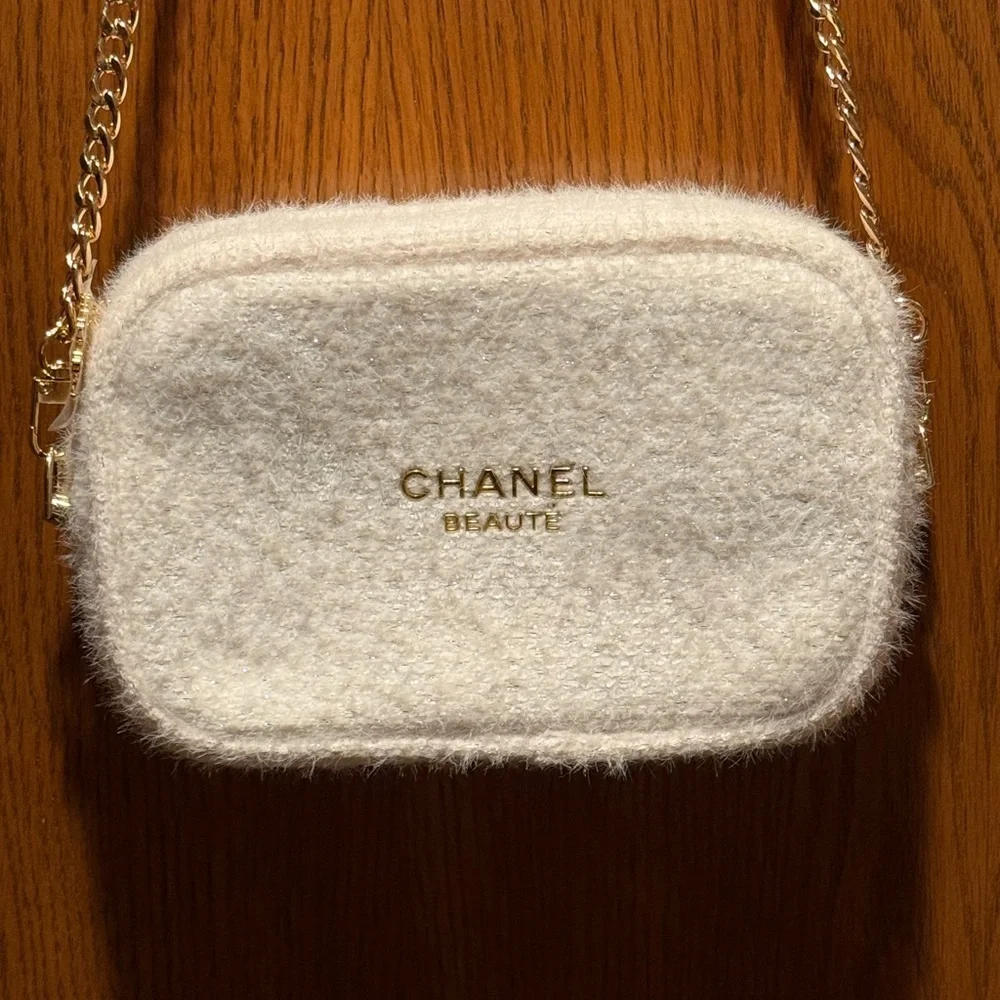 CHANEL Cream Cosmetic Bag with Gold Chain - Picture 10 of 10