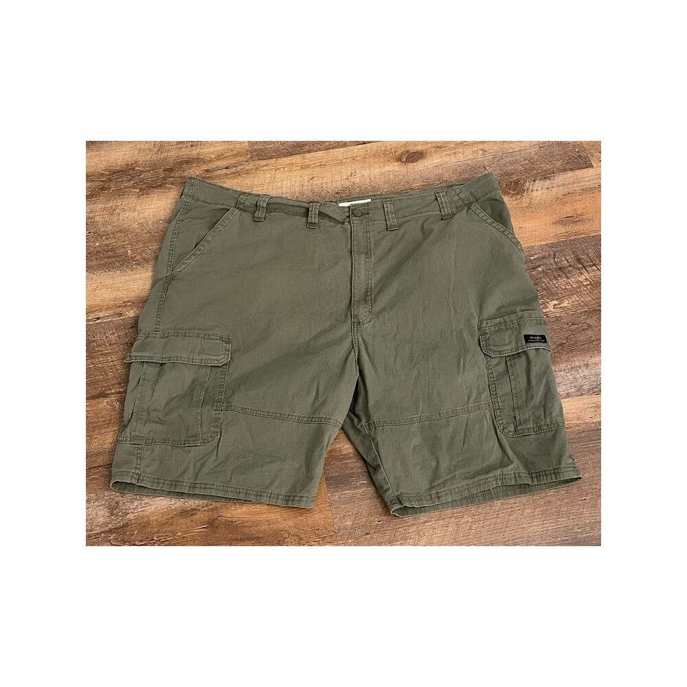 Wrangler relaxed fit green khaki cargos, 48 mens