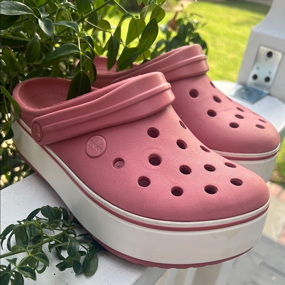 Women’s/Kids Pink Clogs Size 6-4 iconic CROCS Comfort clogs - Picture 2 of 15