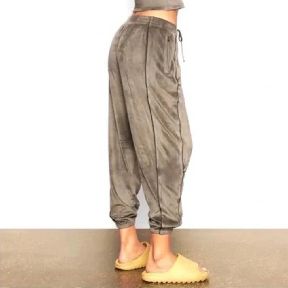 Skims Gold Velour Joggers with Pin Stripe and Zipper Pockets Size Large