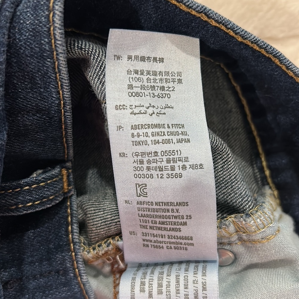 Hollister Jeans, Size 31x32 - Picture 11 of 15