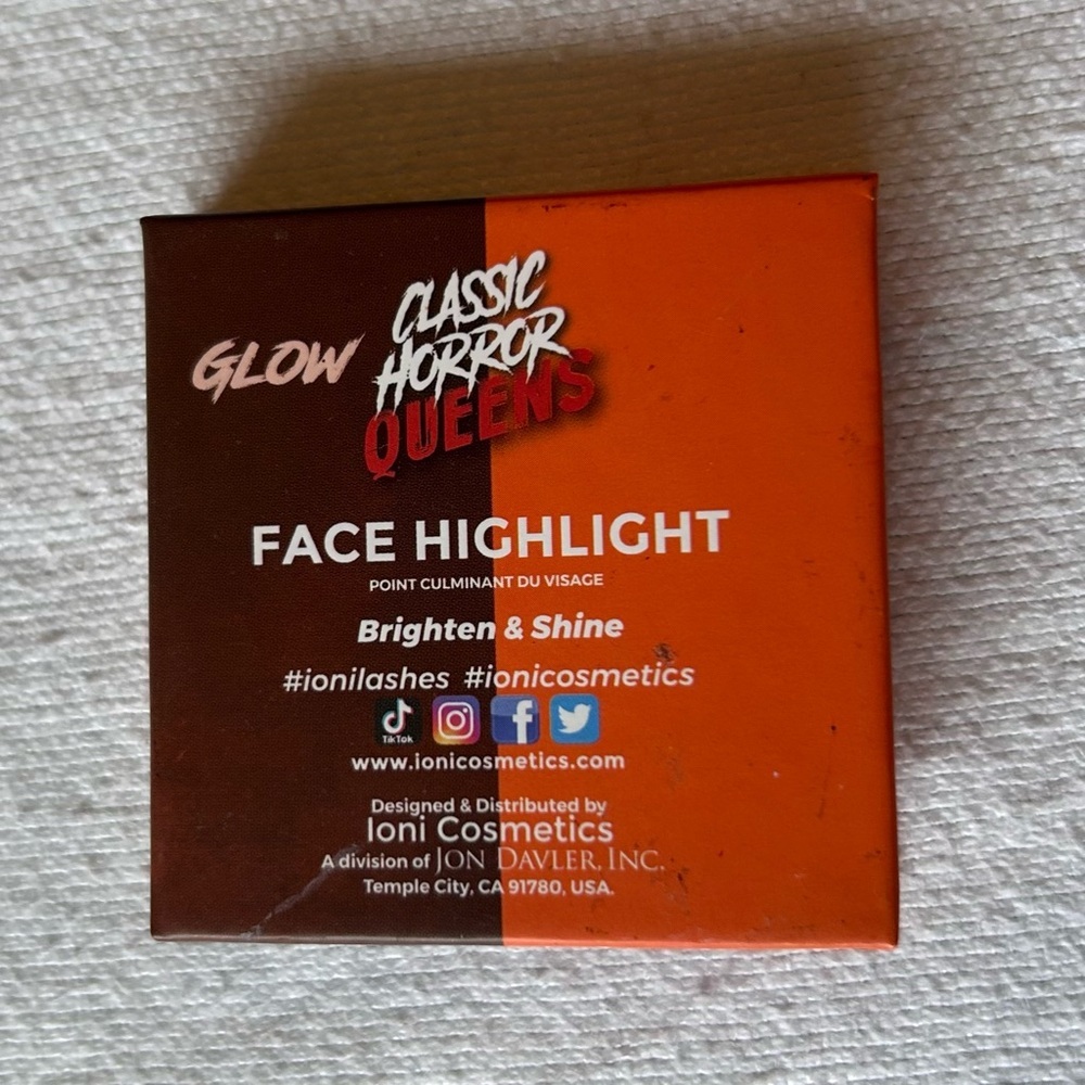 Ioni Classic Horror Queens The Phantom Highlight Face Highlight Magnetic Compact - Picture 2 of 3