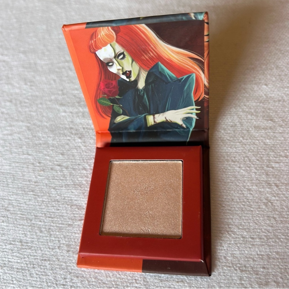 Ioni Classic Horror Queens The Phantom Highlight Face Highlight Magnetic Compact - Picture 3 of 3