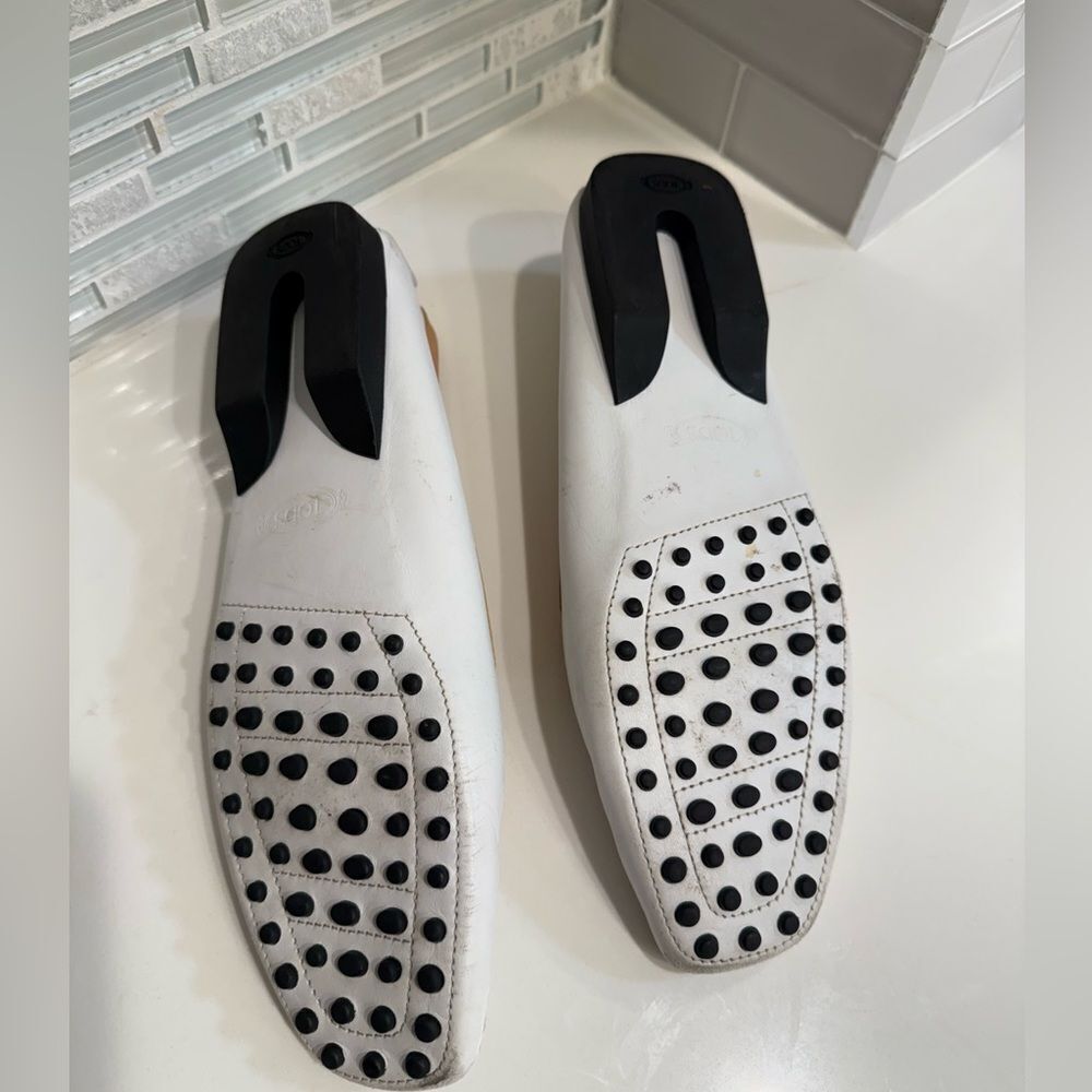 Tods Elegant White and Tan Loafers - Picture 4 of 4