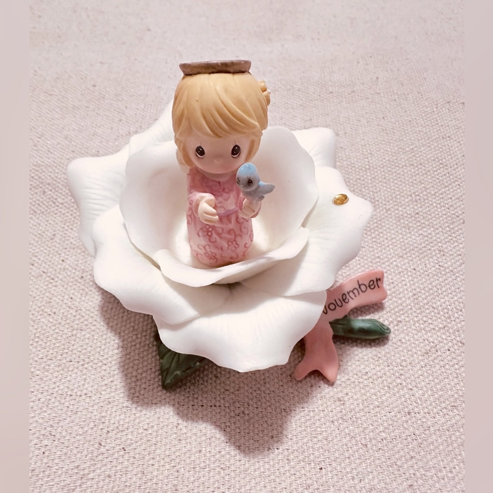 Precious Moments | Figurine | Nov Rose Angel "November"