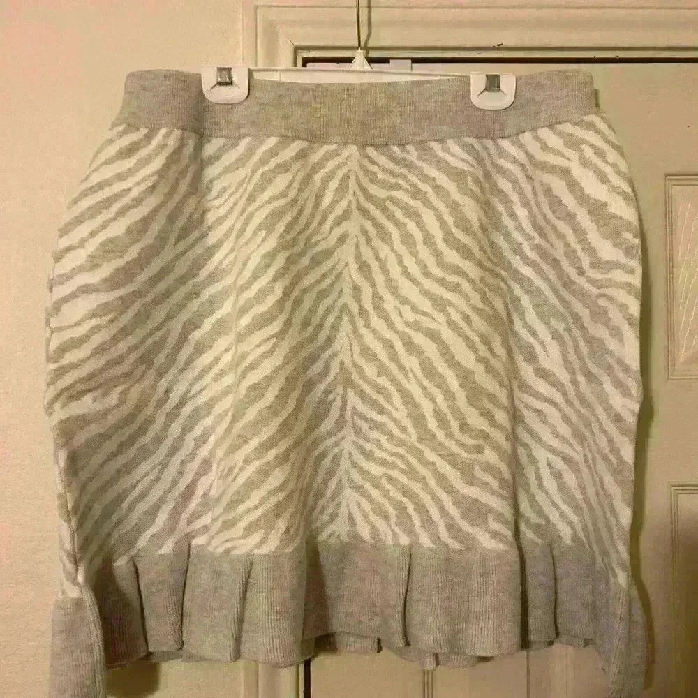 Dolan Anthropologie ruffled knit mini skirt, high waisted, ruffled trim. - Picture 3 of 5